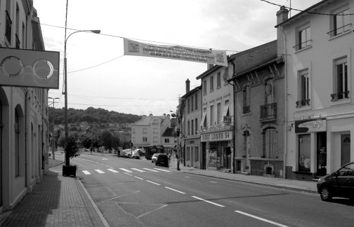 Avenue du Général de Gaulle (anciennement rue de Metz) en 2009 (photographie noir et blanc : Jean-Luc Gouret)